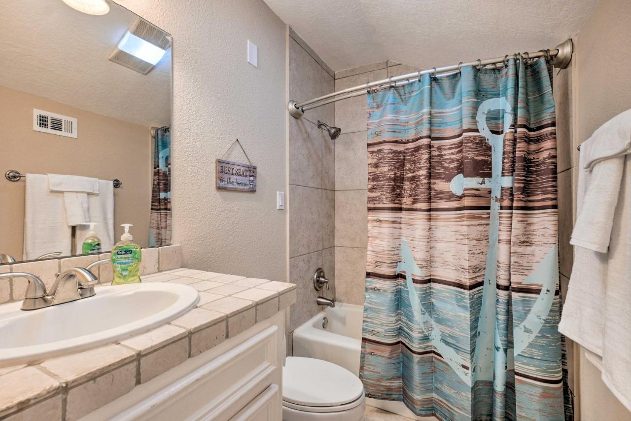 Idyllic Montgomery Condo With Pool And Lake View! 외부 사진