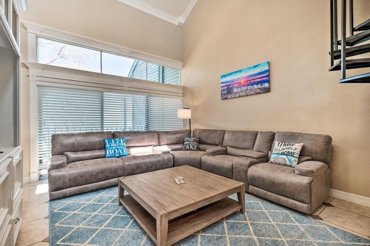 Idyllic Montgomery Condo With Pool And Lake View! 외부 사진