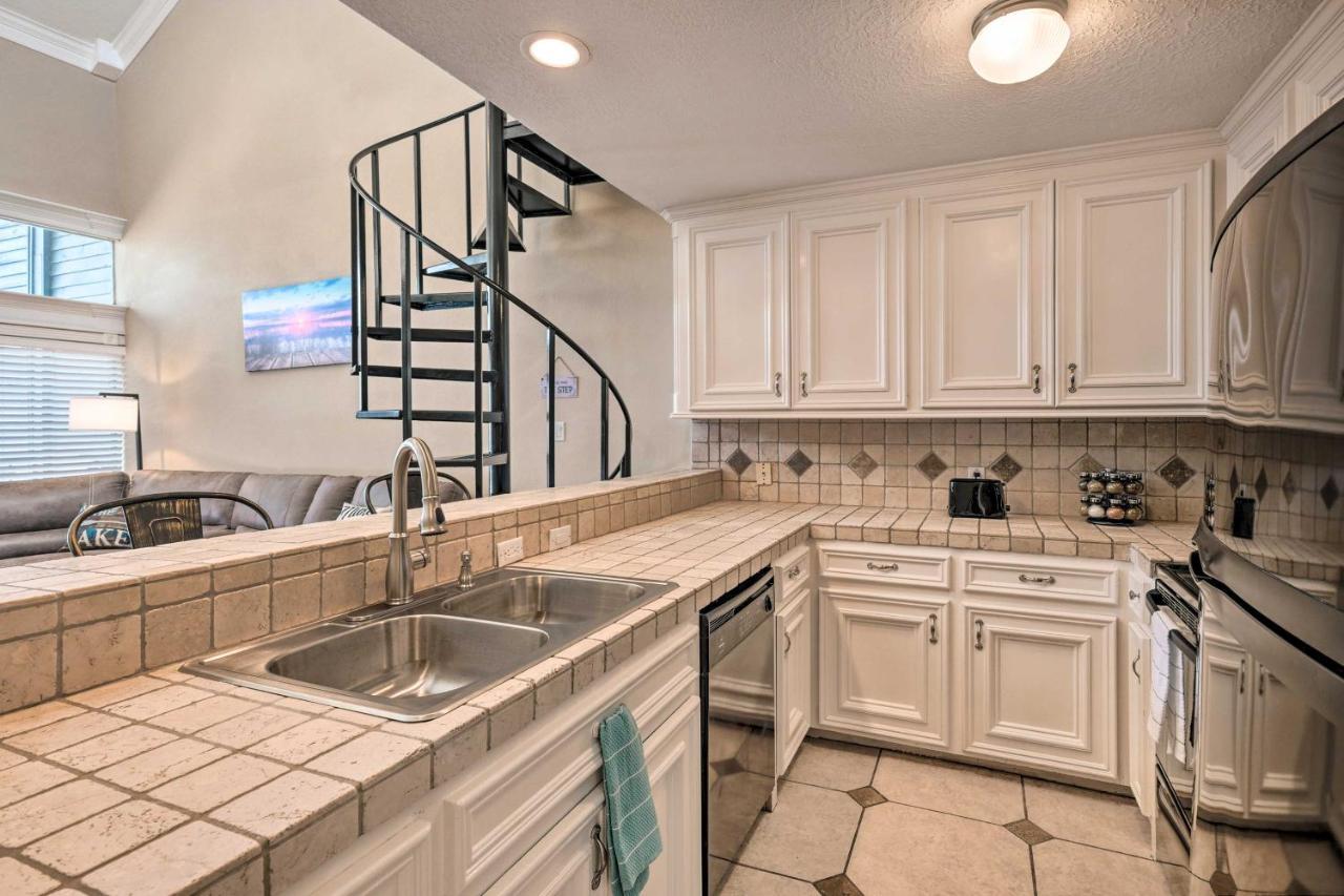 Idyllic Montgomery Condo With Pool And Lake View! 외부 사진